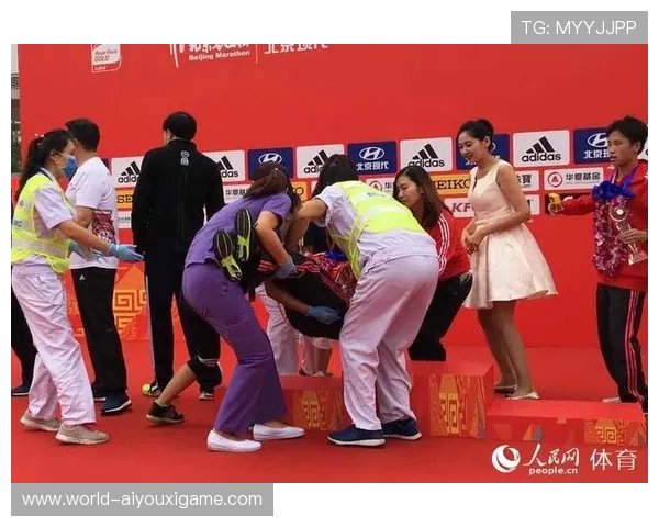 世界冠军领奖差点掉下台