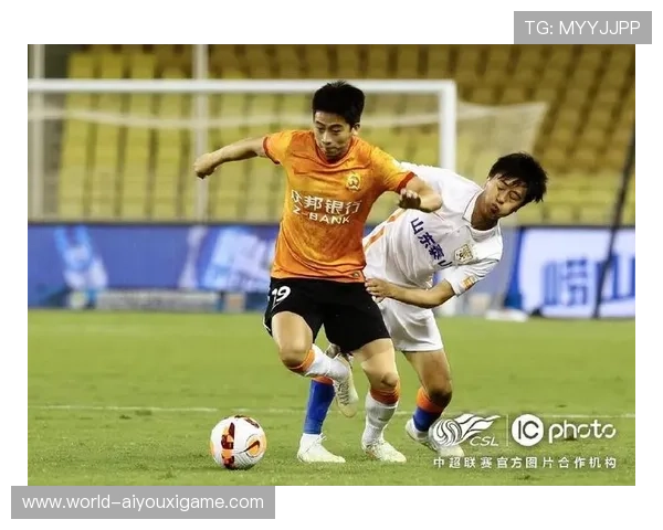 武汉三镇菲尔米诺长传转移，边路接球直面防线