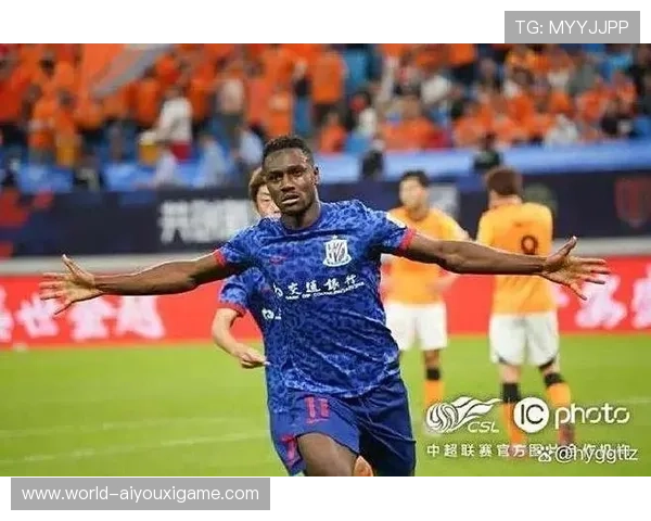 青岛海牛新前锋试脚射门，弧顶推射直奔网角